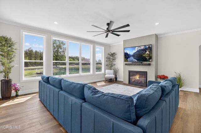 541 E Shoreline Drive, Holland, OH 43528