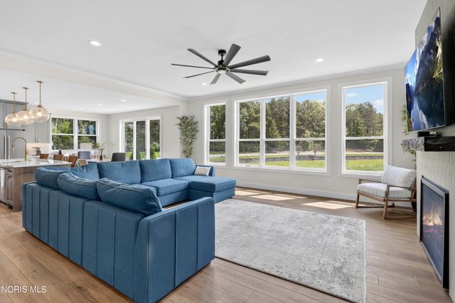 541 E Shoreline Drive, Holland, OH 43528