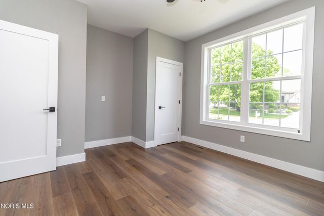 541 E Shoreline Drive, Holland, OH 43528
