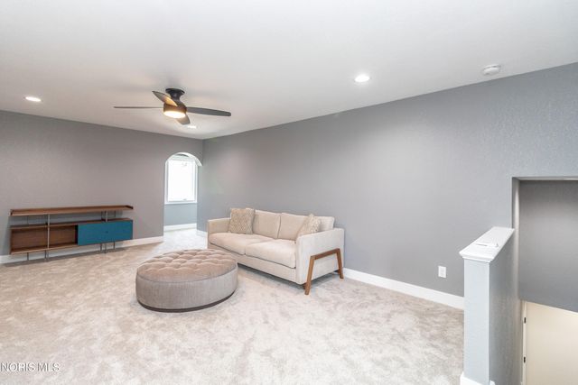 541 E Shoreline Drive, Holland, OH 43528