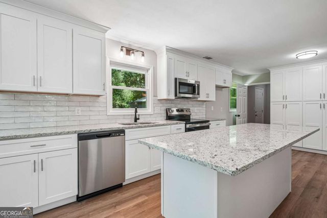 1352 White Oak Street SE, Conyers, GA 30013