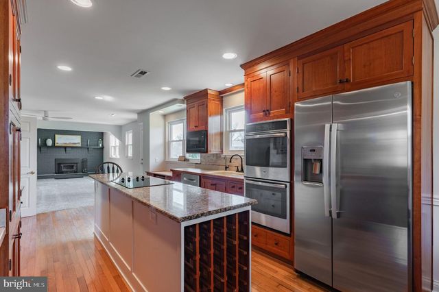 28 W HILLCREST AVE, Chalfont, PA 18914