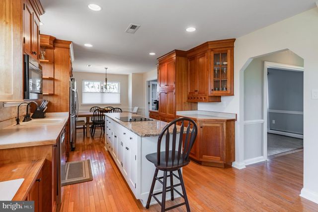 28 W HILLCREST AVE, Chalfont, PA 18914