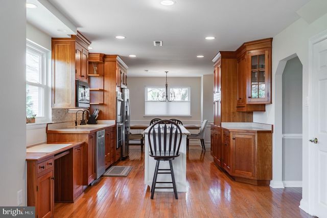 28 W HILLCREST AVE, Chalfont, PA 18914