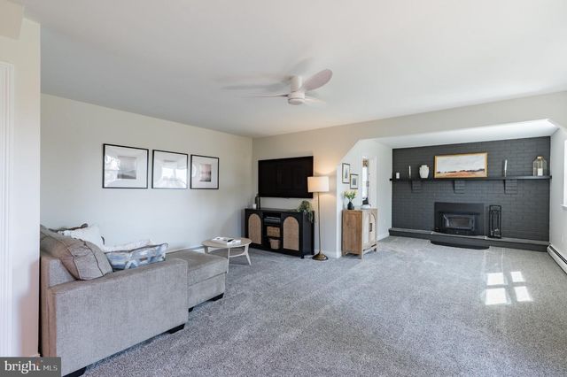 28 W HILLCREST AVE, Chalfont, PA 18914