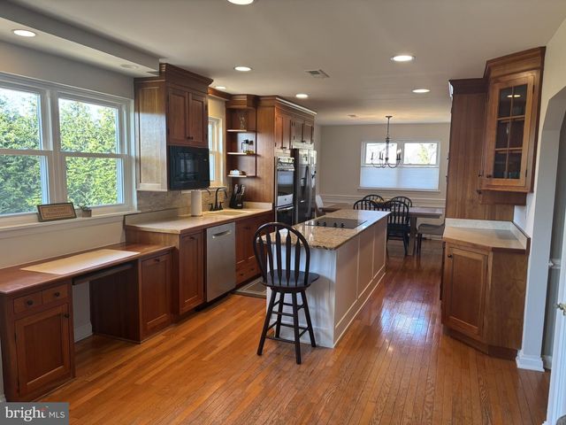 28 W HILLCREST AVE, Chalfont, PA 18914