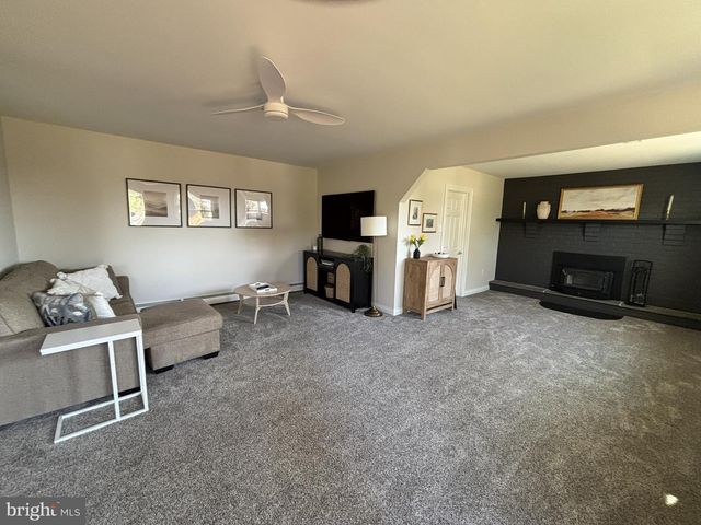 28 W HILLCREST AVE, Chalfont, PA 18914