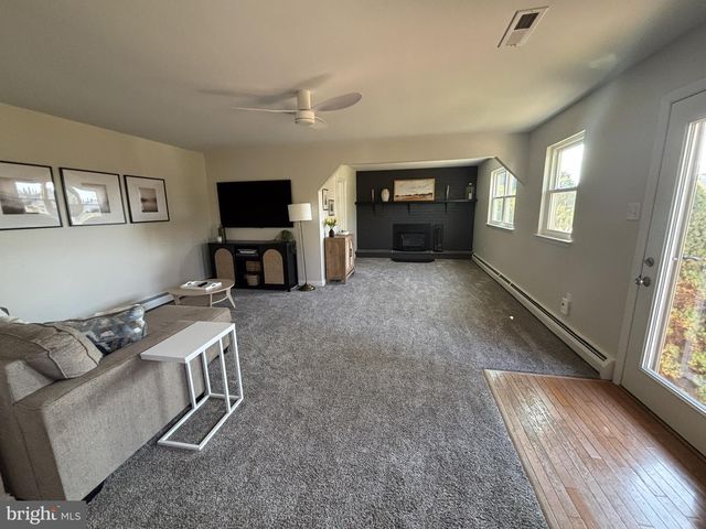 28 W HILLCREST AVE, Chalfont, PA 18914