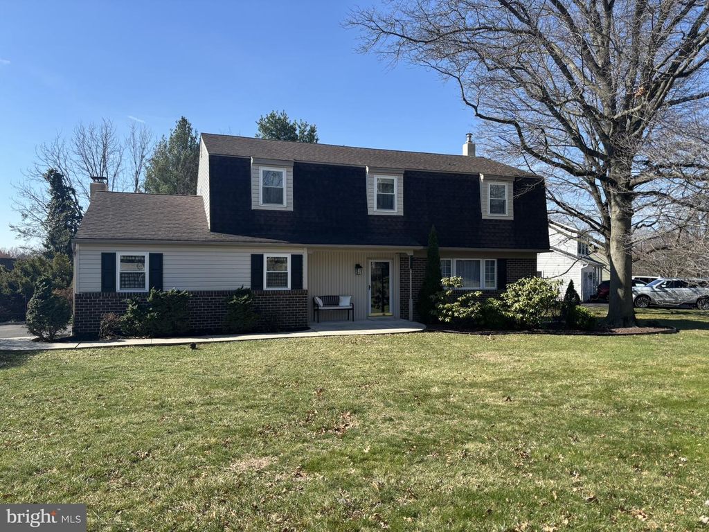 28 W HILLCREST AVE, Chalfont, PA 18914
