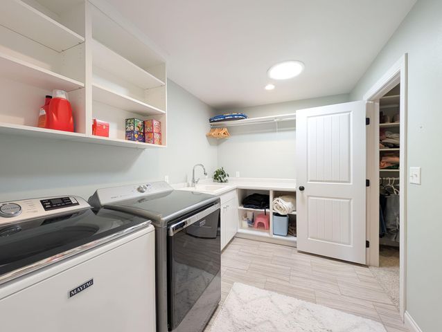 2858 RIVERS BEND Drive E, West Fargo, ND 58078