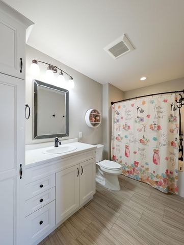 2858 RIVERS BEND Drive E, West Fargo, ND 58078