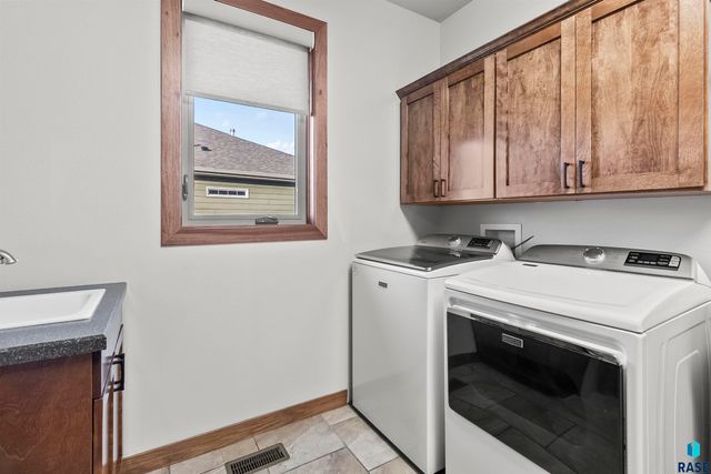 8609 S Carver Cir Circle, Sioux Falls, SD 57108