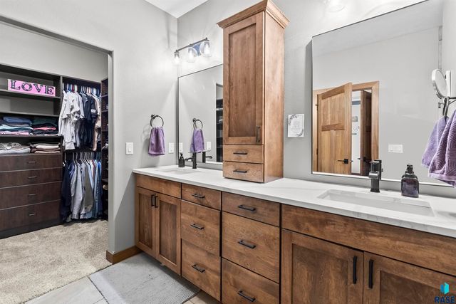 8609 S Carver Cir Circle, Sioux Falls, SD 57108