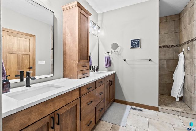 8609 S Carver Cir Circle, Sioux Falls, SD 57108