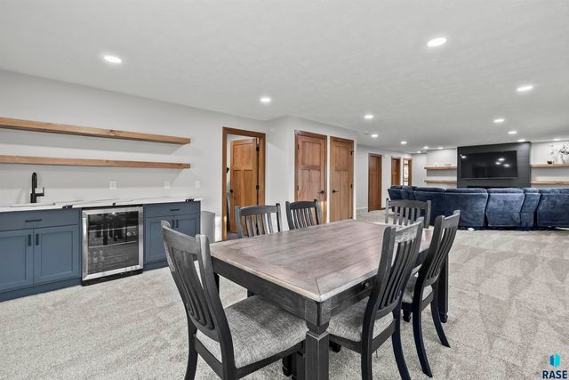 8609 S Carver Cir Circle, Sioux Falls, SD 57108