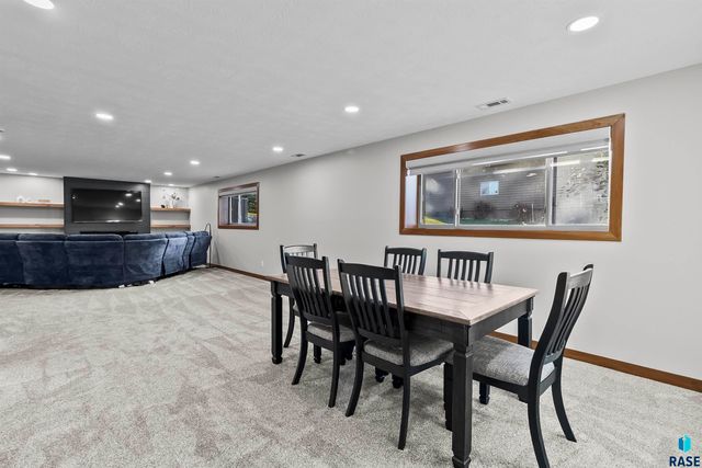 8609 S Carver Cir Circle, Sioux Falls, SD 57108