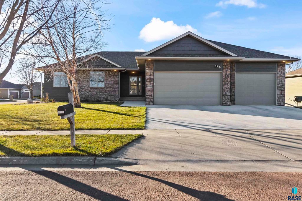 8609 S Carver Cir Circle, Sioux Falls, SD 57108