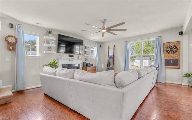 3520 Parr LN, Chesapeake, VA 23323