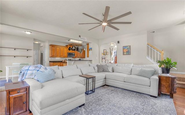 3520 Parr LN, Chesapeake, VA 23323