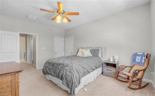 3520 Parr LN, Chesapeake, VA 23323