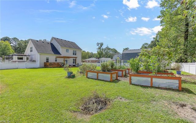 3520 Parr LN, Chesapeake, VA 23323