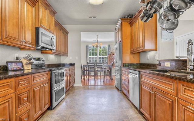 3520 Parr LN, Chesapeake, VA 23323