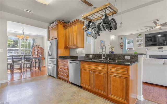 3520 Parr LN, Chesapeake, VA 23323