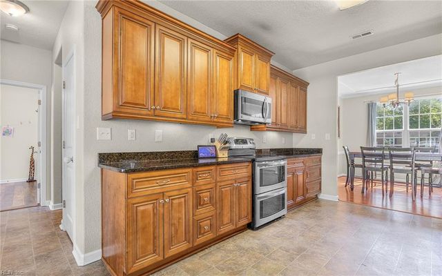 3520 Parr LN, Chesapeake, VA 23323