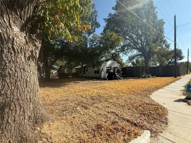 1800 Cottonwood Road, Carrollton, TX 75006
