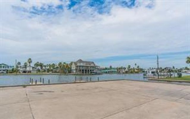 4007 Grayson Drive, Galveston, TX 77554