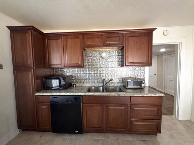 7613 Marys Creek Drive, Fort Worth, TX 76116