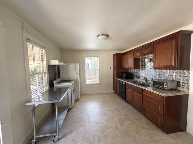 7613 Marys Creek Drive, Fort Worth, TX 76116