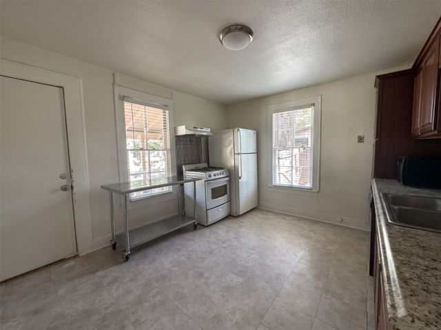 7613 Marys Creek Drive, Fort Worth, TX 76116