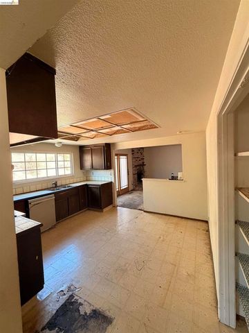 28174 Dobbel Ave, Hayward, CA 94542