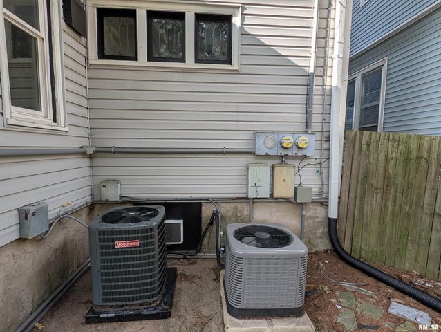 1611 W BARKER Avenue, Peoria, IL 61606