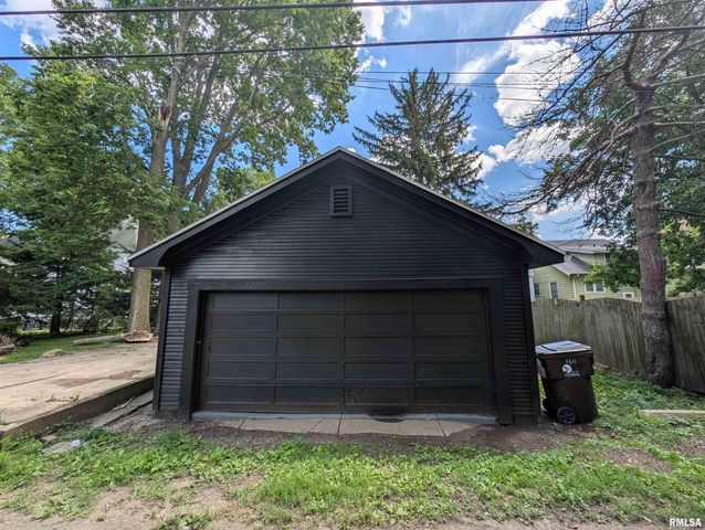 1611 W BARKER Avenue, Peoria, IL 61606