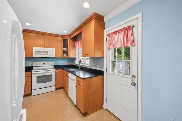 305 Glynn Street, North Babylon, NY 11703