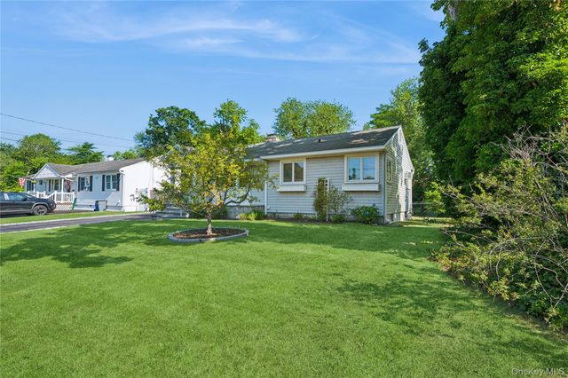 305 Glynn Street, North Babylon, NY 11703