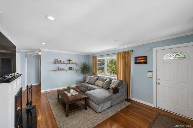 305 Glynn Street, North Babylon, NY 11703
