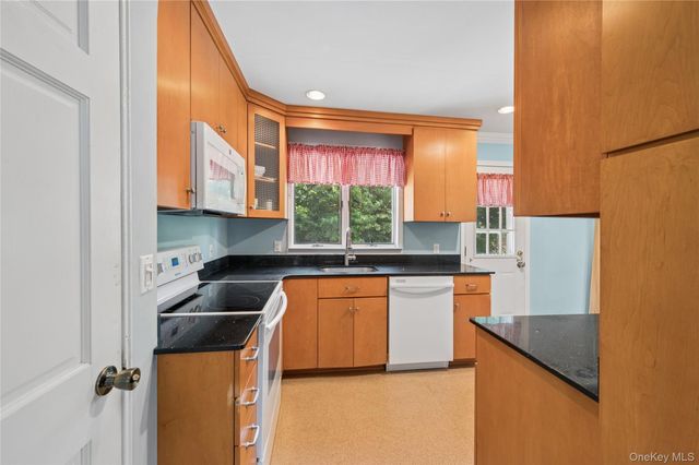 305 Glynn Street, North Babylon, NY 11703