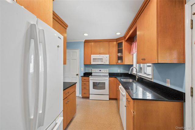 305 Glynn Street, North Babylon, NY 11703