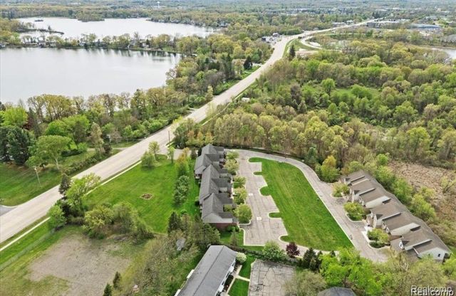 5953 High Point Court 29, Brighton Township, MI 48116