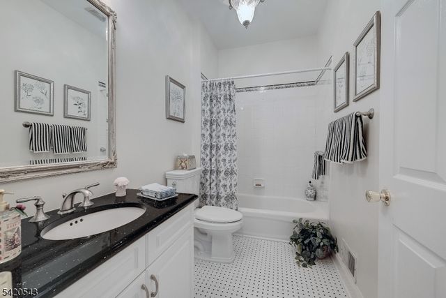 4 Reiher Ct, West Caldwell Twp., NJ 07006