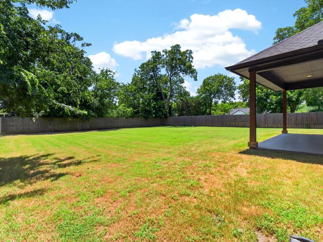 902 N Main Street, Tioga, TX 76271