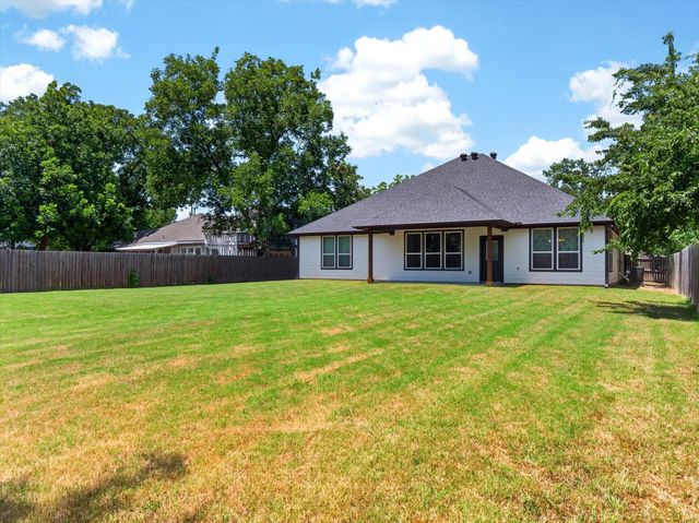 902 N Main Street, Tioga, TX 76271