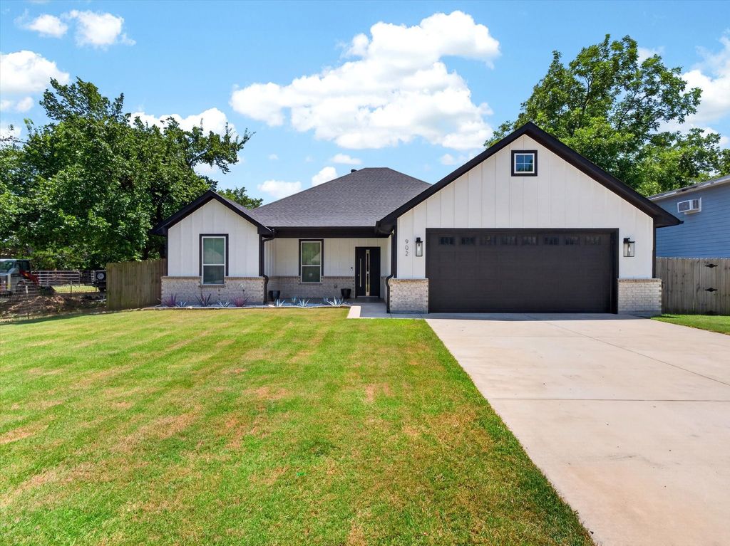 902 N Main Street, Tioga, TX 76271