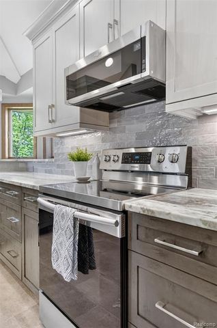 13749 Merrie Meadow Lane, South Lyon, MI 48178