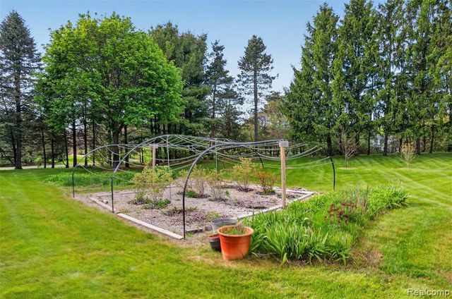 13749 Merrie Meadow Lane, South Lyon, MI 48178
