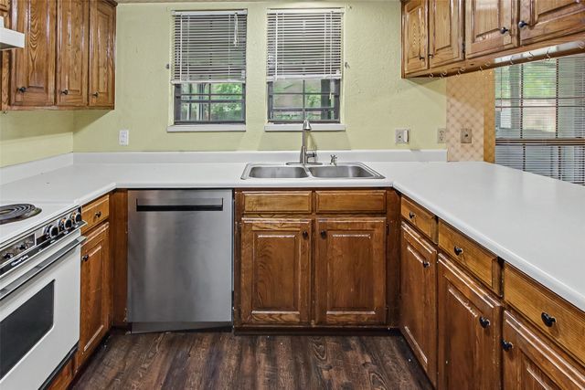 2820 Whitehurst Drive, Fort Worth, TX 76133