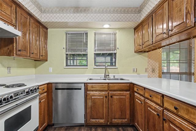 2820 Whitehurst Drive, Fort Worth, TX 76133